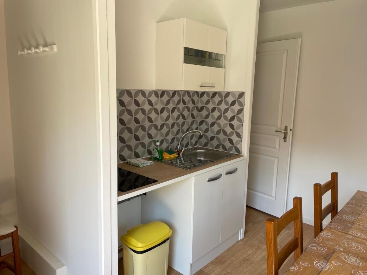 Bed and Breakfast Le Double C Saint-Victor-de-Morestel Екстер'єр фото